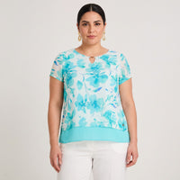 Blusa con Faldón Manga Corta Celeste en modelo plus size