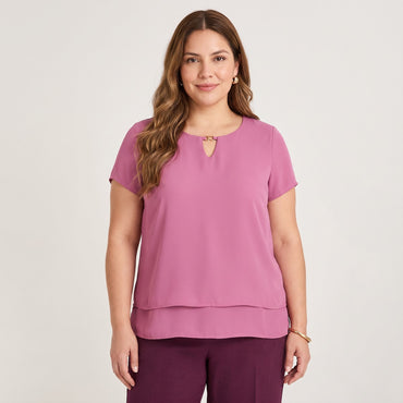 Blusa con Faldón Manga Corta Morado en modelo plus size