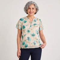 Blusa Manga Corta Aplicación en Escote Arena en modelo adulta