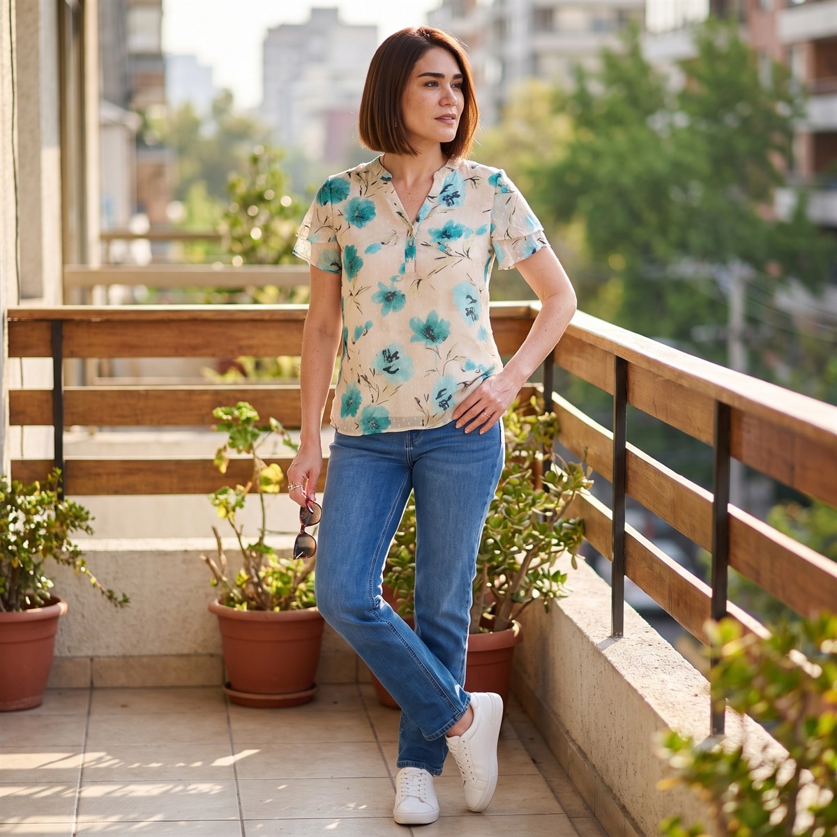 Blusa Manga Corta Aplicación en Escote Arena lifestyle