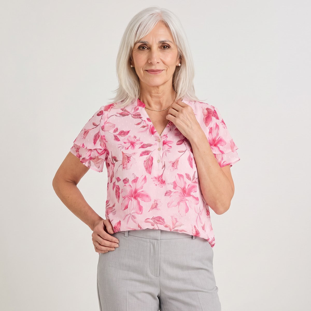 Blusa Manga Corta Aplicación en Escote Fucsia en modelo adulta