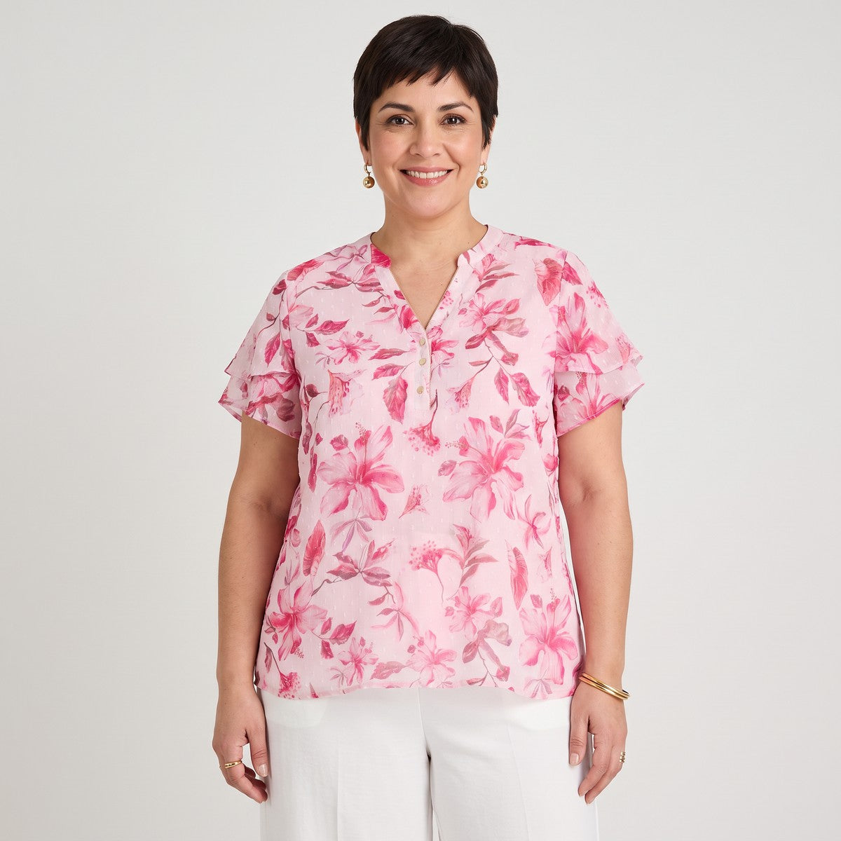 Blusa Manga Corta Aplicación en Escote Fucsia en modelo plus size