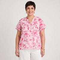 Blusa Manga Corta Aplicación en Escote Fucsia en modelo plus size