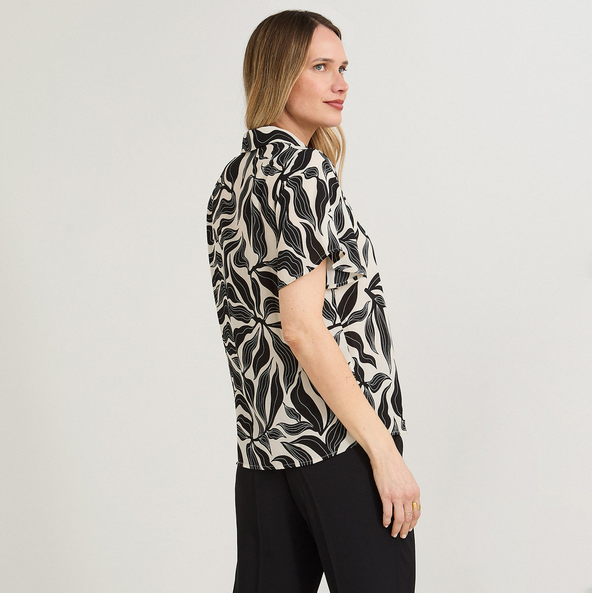 Blusa Manga Corta Cuello Camisero Negro
