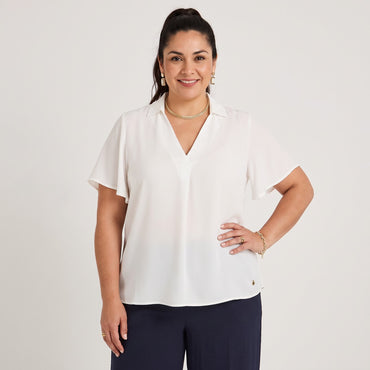 Blusa Manga Corta Cuello Camisero Crudo en modelo plus size