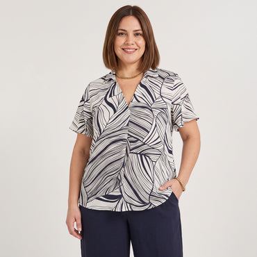 Blusa Manga Corta Cuello Camisero Azul en modelo plus size