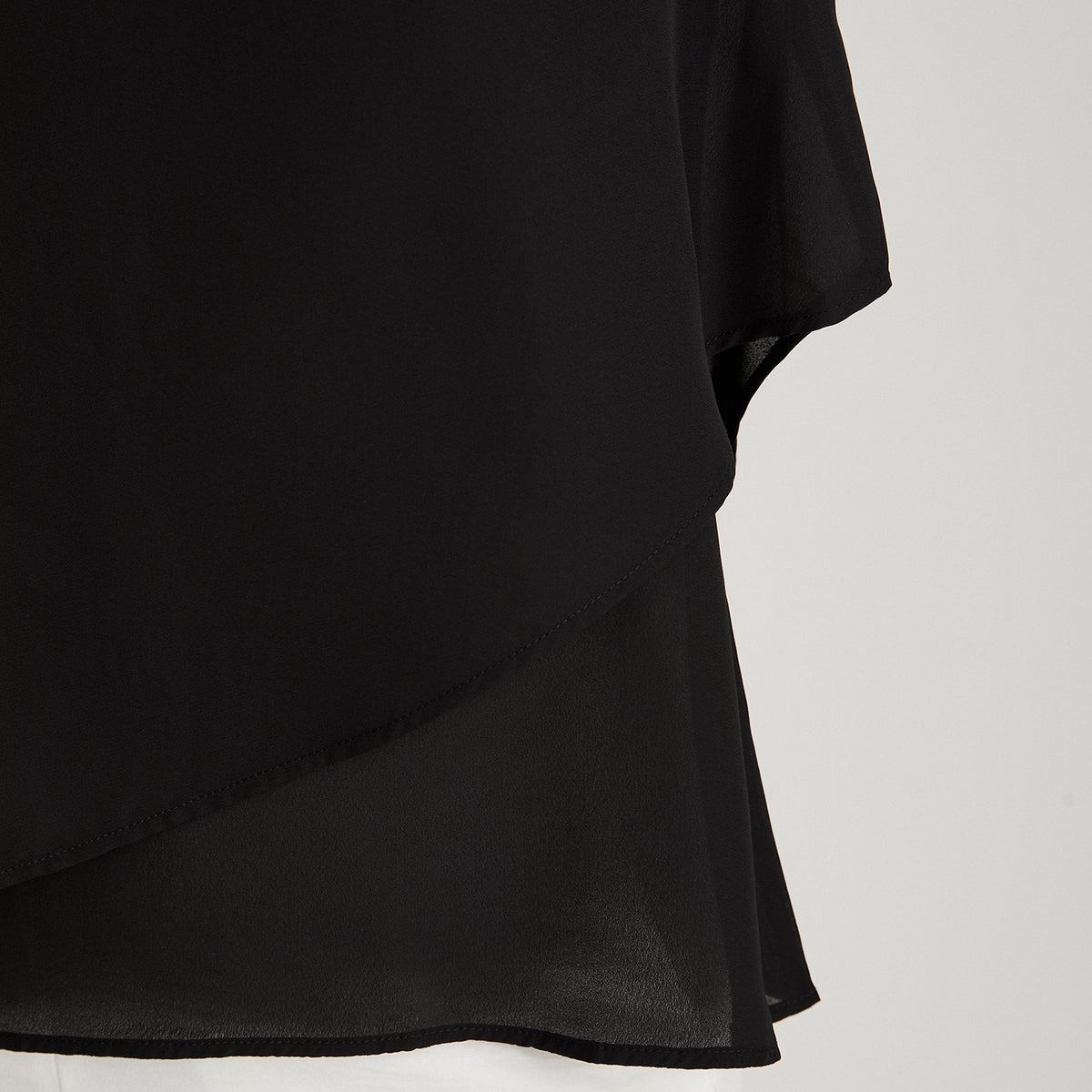 Blusa Escote V con Capas Negro