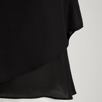 Blusa Escote V con Capas Negro