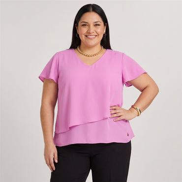 Blusa Escote V con Capas Rosado en modelo plus size