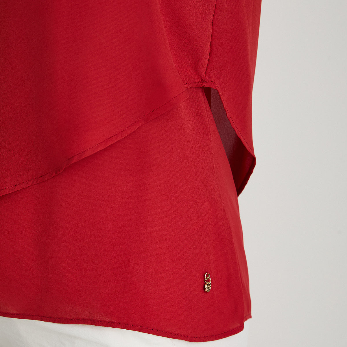 Blusa Escote V con Capas Rojo