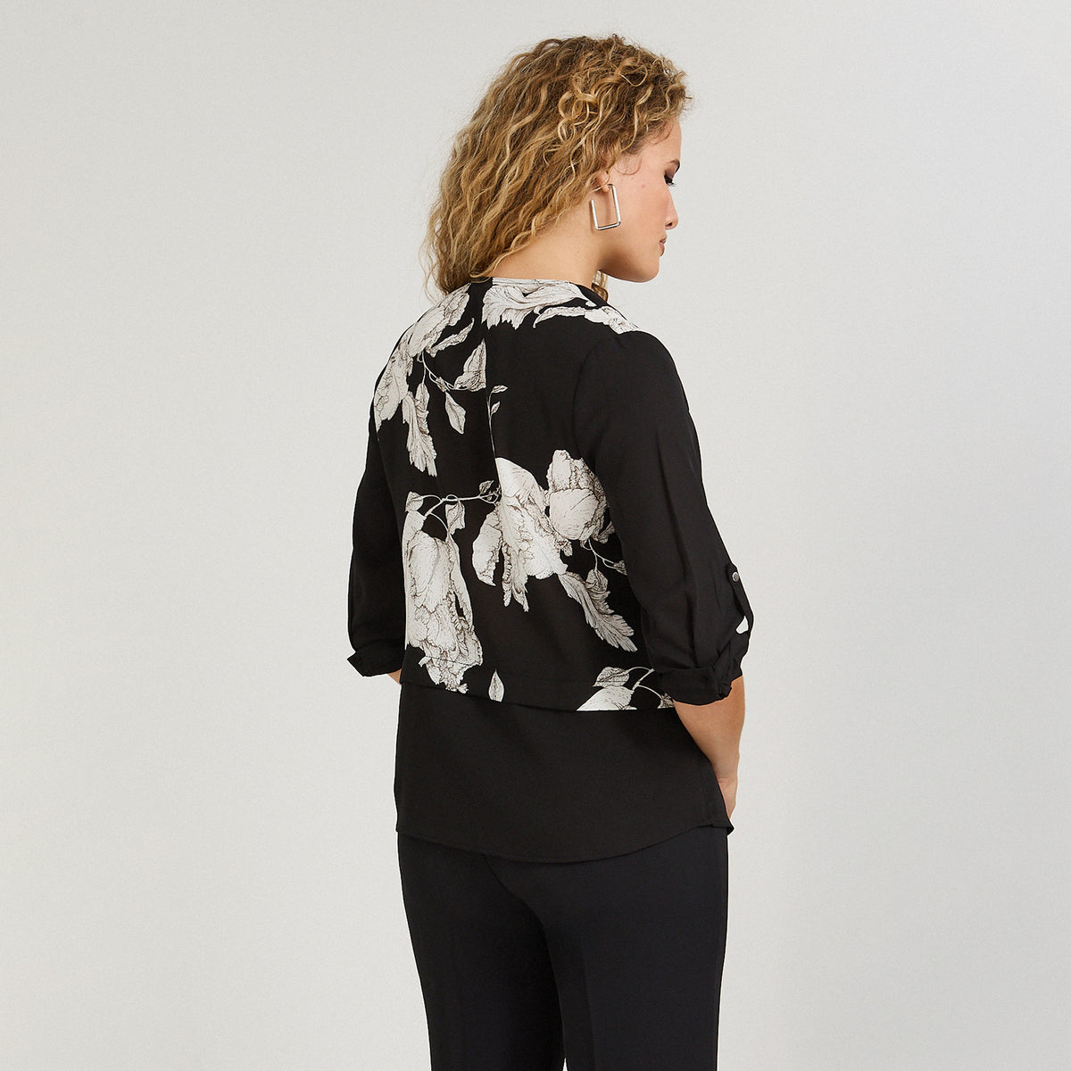 Blusa Twin Set con Tapado y Collar Negro