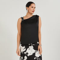 Blusa de Satin Manga Corta Escote Asimétrico con Aplicación Negro