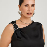 Blusa de Satin Manga Corta Escote Asimétrico con Aplicación Negro