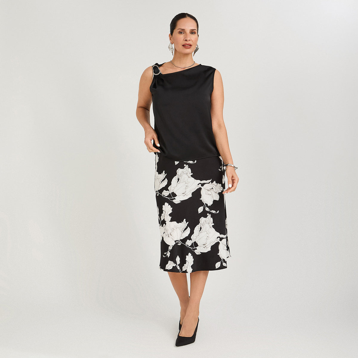 Blusa de Satin Manga Corta Escote Asimétrico con Aplicación Negro