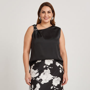 Blusa de Satin Manga Corta Escote Asimétrico con Aplicación Negro en modelo plus size