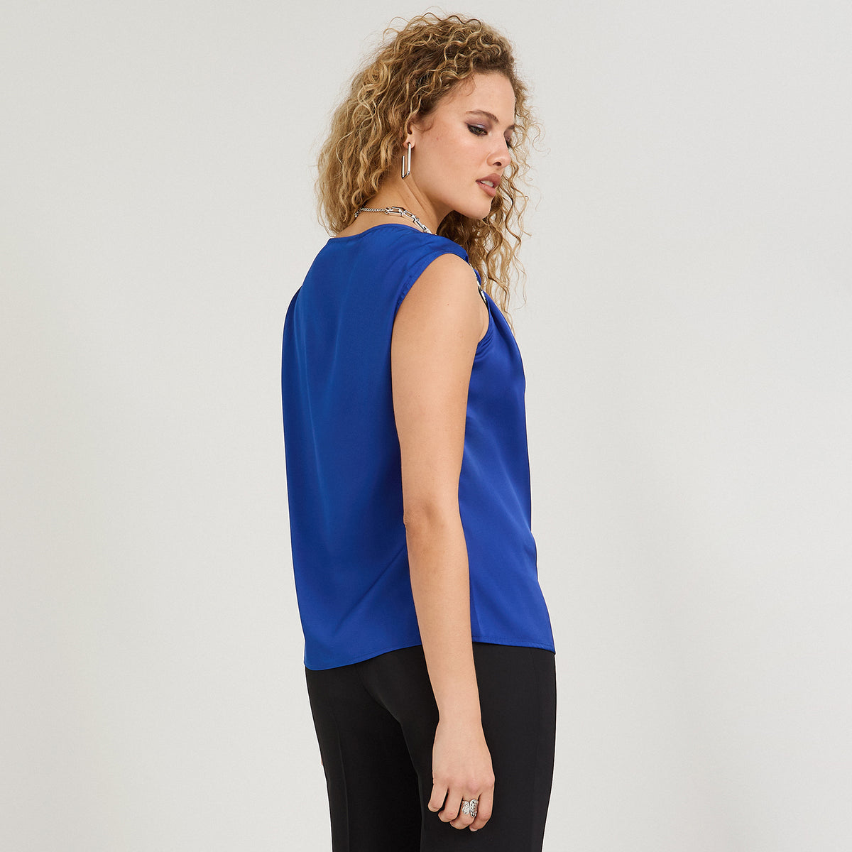 Blusa de Satin Manga Corta Escote Asimétrico con Aplicación Azul