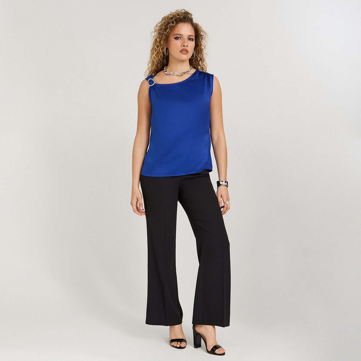 Blusa de Satin Manga Corta Escote Asimétrico con Aplicación Azul