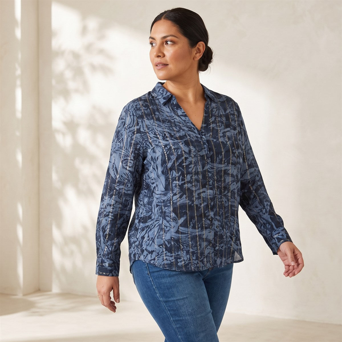Blusa Manga Larga Print con Lurex Azul lifestyle