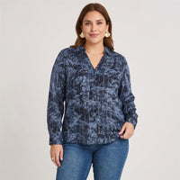Blusa Manga Larga Print con Lurex Azul en modelo plus size