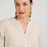 Blusa Look Lino Manga Roll Up Escote Mao Camel