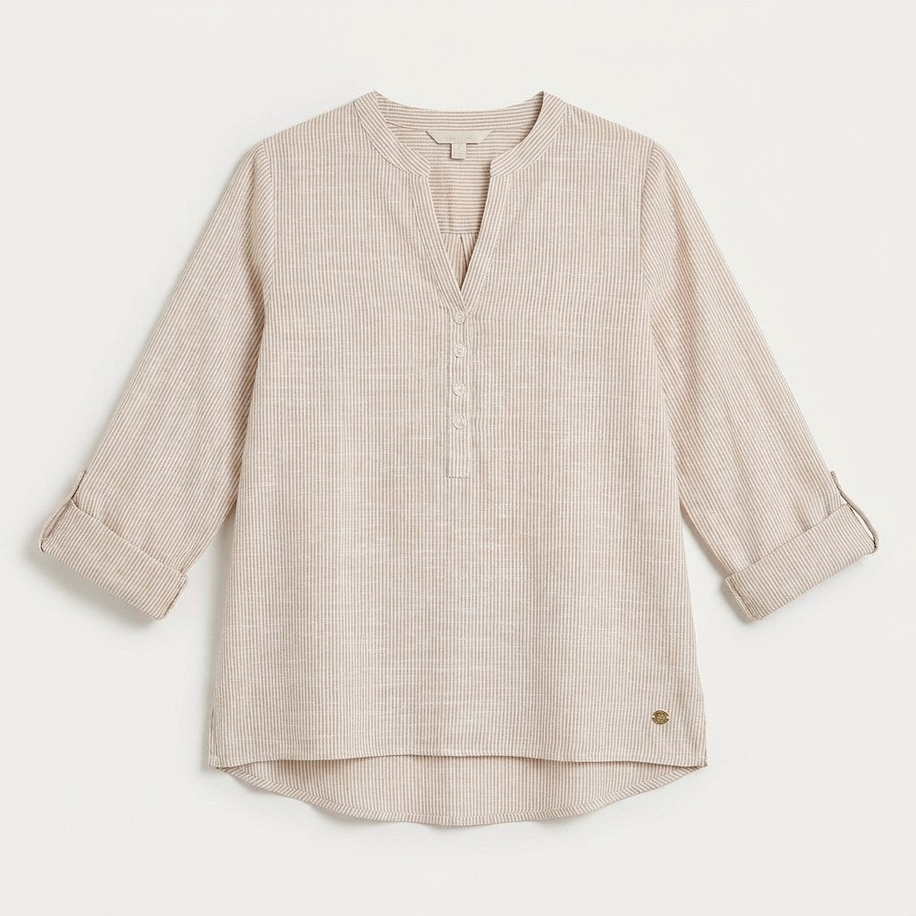 Blusa Look Lino Manga Roll Up Escote Mao Camel en plano