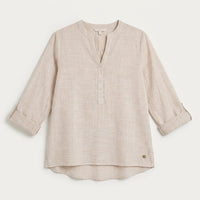 Blusa Look Lino Manga Roll Up Escote Mao Camel en plano