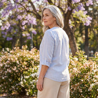Blusa Look Lino Manga Roll Up Escote Mao Celeste lifestyle