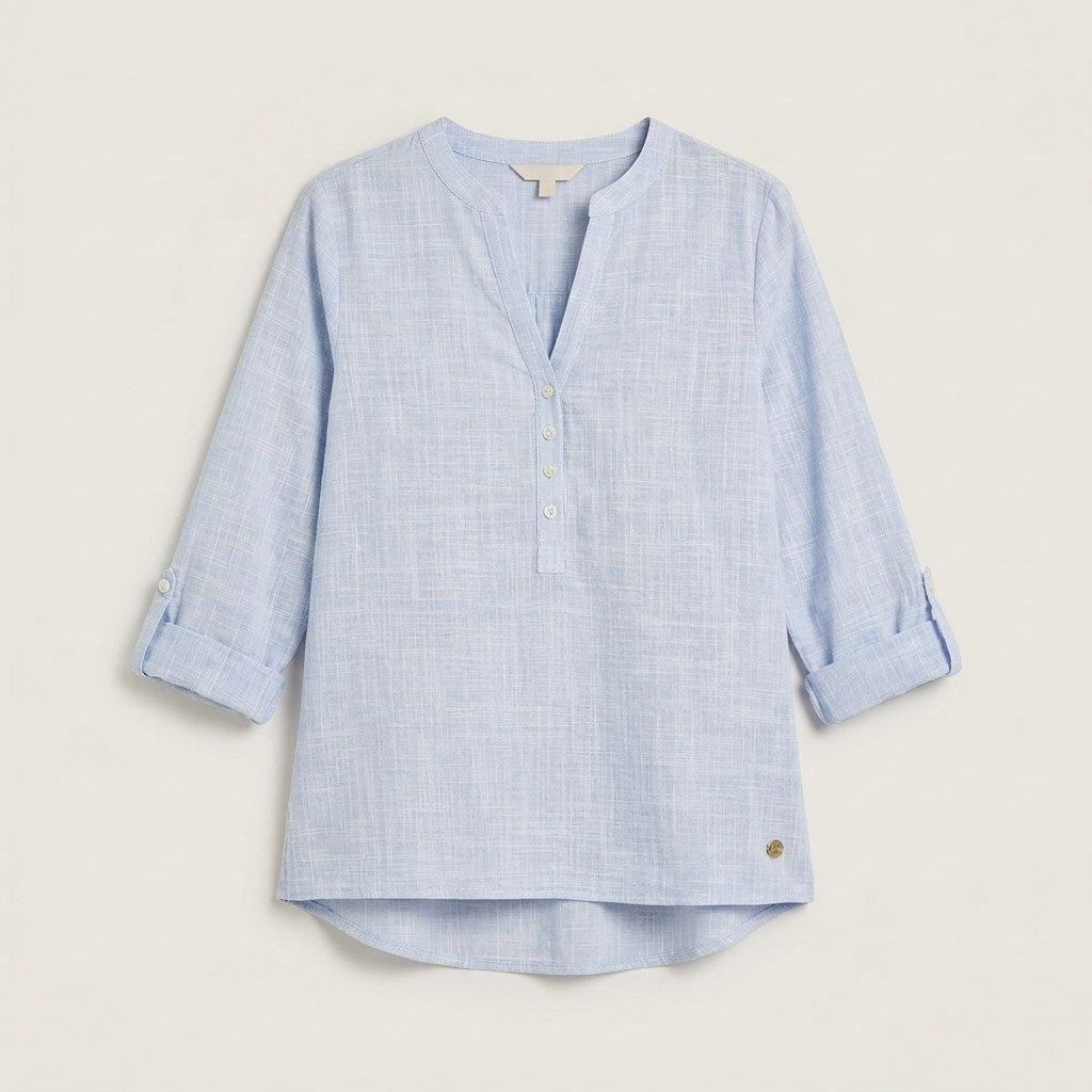 Blusa Look Lino Manga Roll Up Escote Mao Celeste en plano