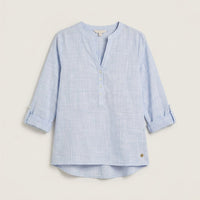 Blusa Look Lino Manga Roll Up Escote Mao Celeste en plano