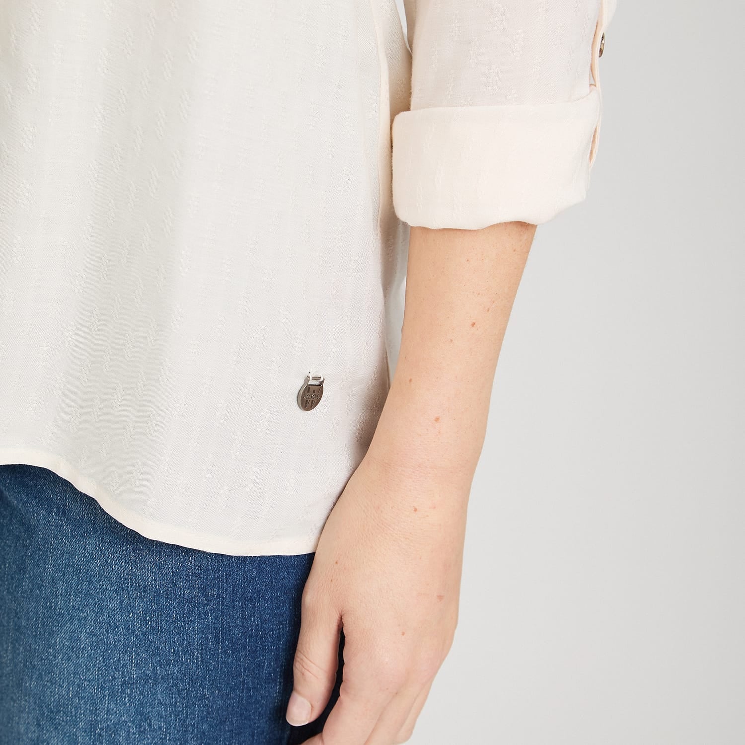 Blusa Escote Mao Manga Roll Up con Textura Beige
