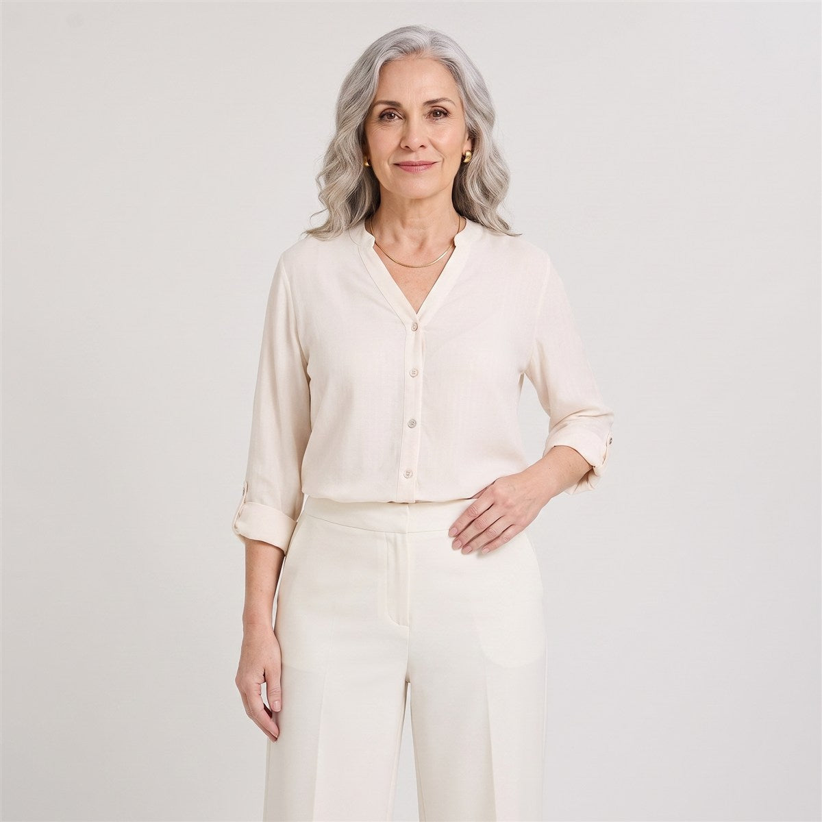 Blusa Escote Mao Manga Roll Up con Textura Beige en modelo adulta