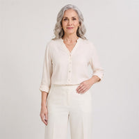Blusa Escote Mao Manga Roll Up con Textura Beige en modelo adulta