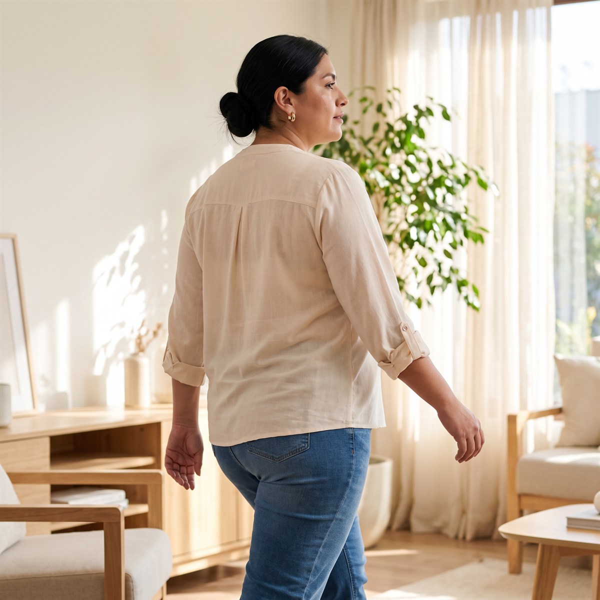 Blusa Escote Mao Manga Roll Up con Textura Beige lifestyle