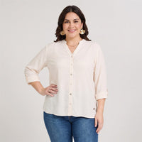 Blusa Escote Mao Manga Roll Up con Textura Beige en modelo plus size