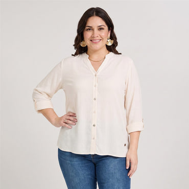 Blusa Escote Mao Manga Roll Up con Textura Beige en modelo plus size