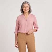 Blusa Escote Mao Manga Roll Up con Textura Rosado en modelo adulta
