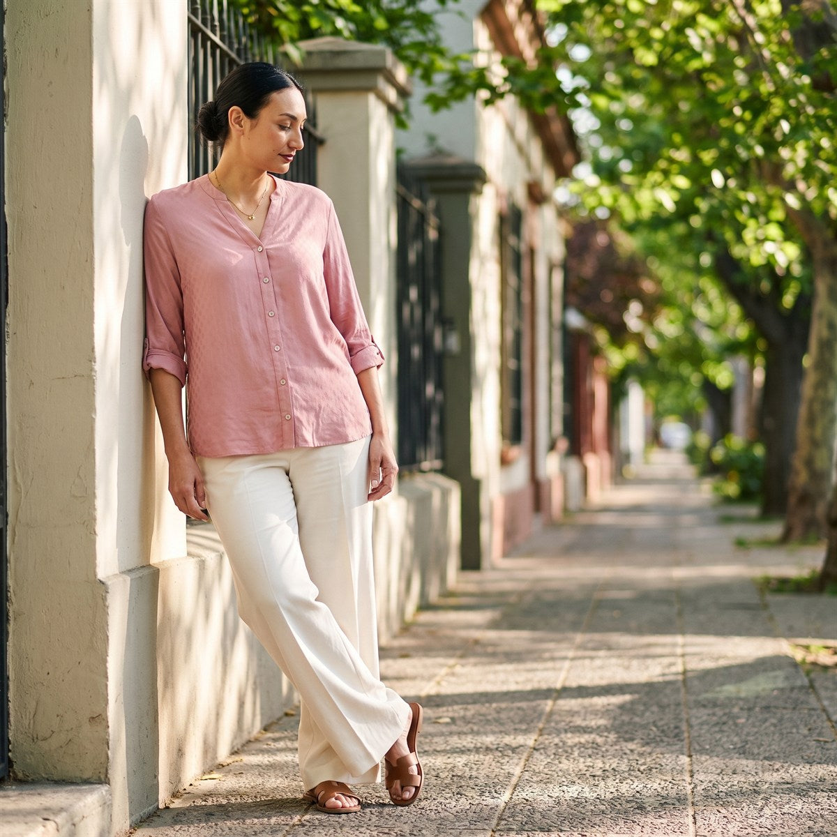 Blusa Escote Mao Manga Roll Up con Textura Rosado lifestyle