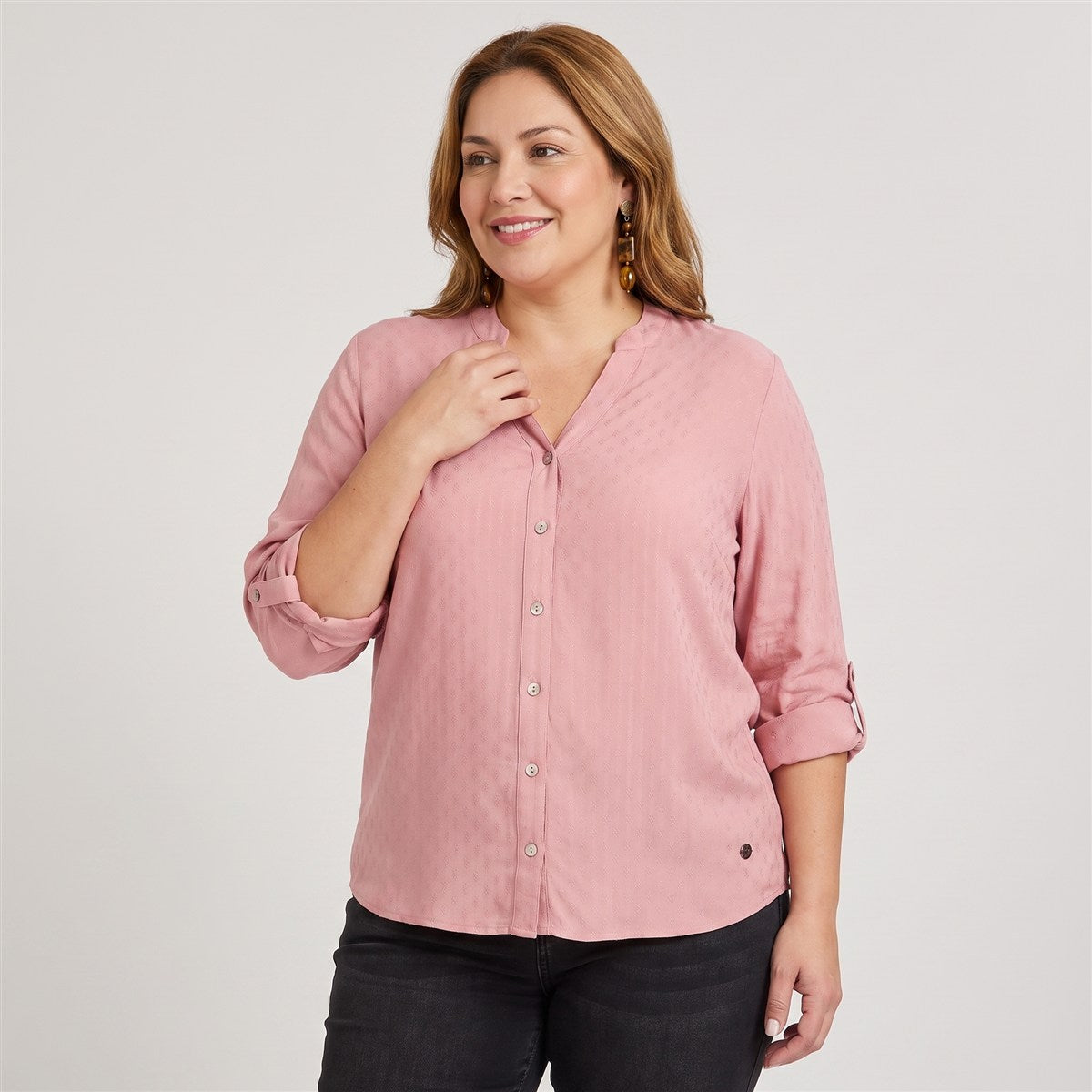 Blusa Escote Mao Manga Roll Up con Textura Rosado en modelo plus size