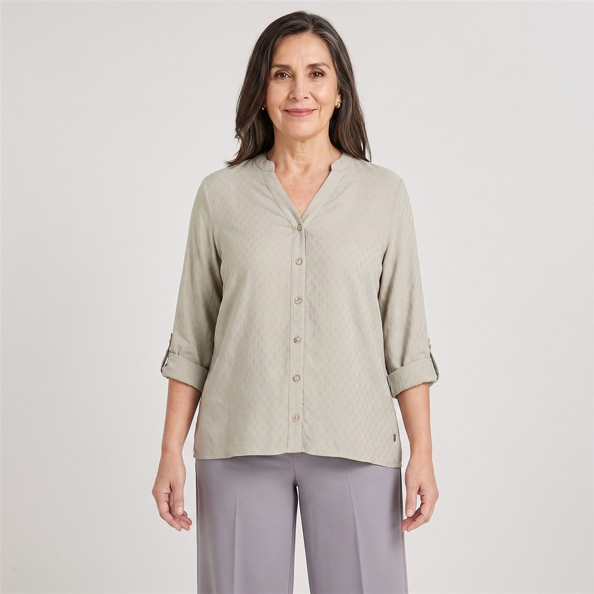 Blusa Escote Mao Manga Roll Up con Textura Verde en modelo adulta
