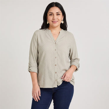 Blusa Escote Mao Manga Roll Up con Textura Verde en modelo plus size