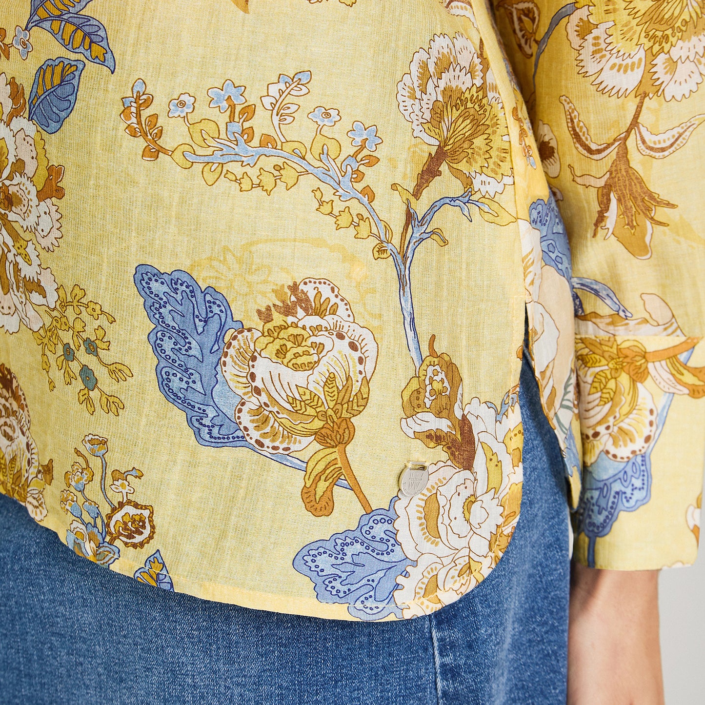 Blusa Manga Larga Estampada con Botones Mostaza