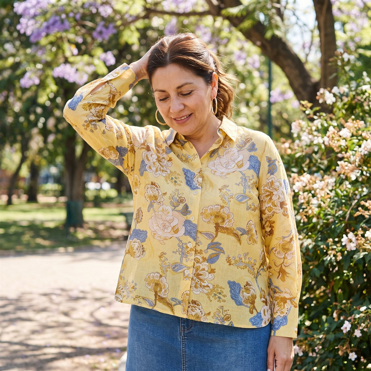 Blusa Manga Larga Estampada con Botones Mostaza lifestyle