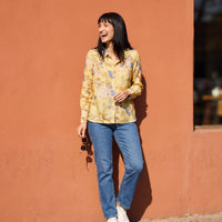 Blusa Manga Larga Estampada con Botones Mostaza lifestyle