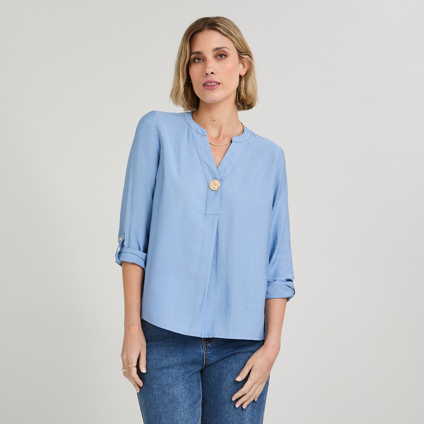 Blusa Manga Roll Up Escote Mao con un Botón Celeste