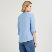 Blusa Manga Roll Up Escote Mao con un Botón Celeste
