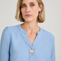 Blusa Manga Roll Up Escote Mao con un Botón Celeste