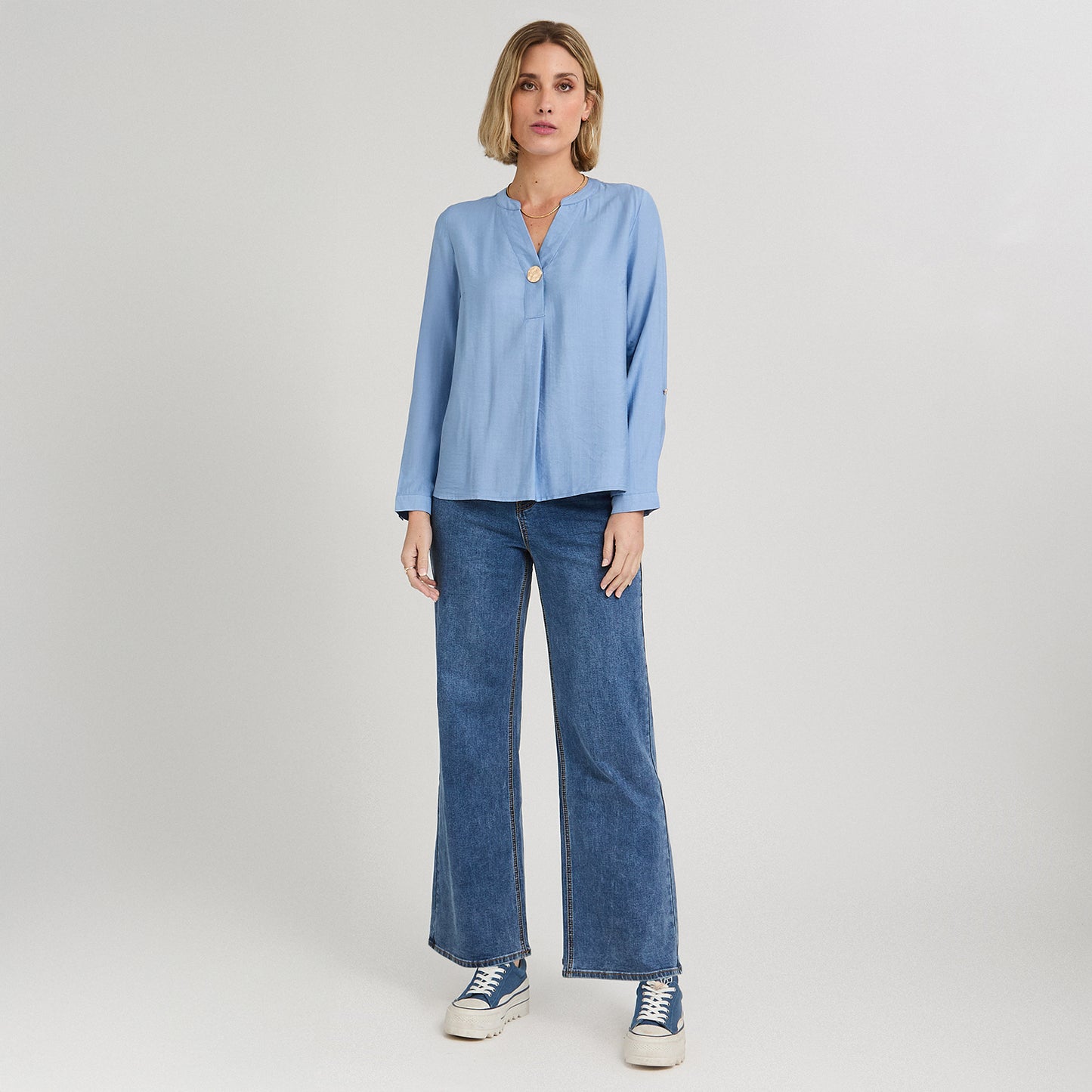 Blusa Manga Roll Up Escote Mao con un Botón Celeste