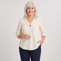 Blusa Manga 3/4 con Botón Crudo en modelo adulta