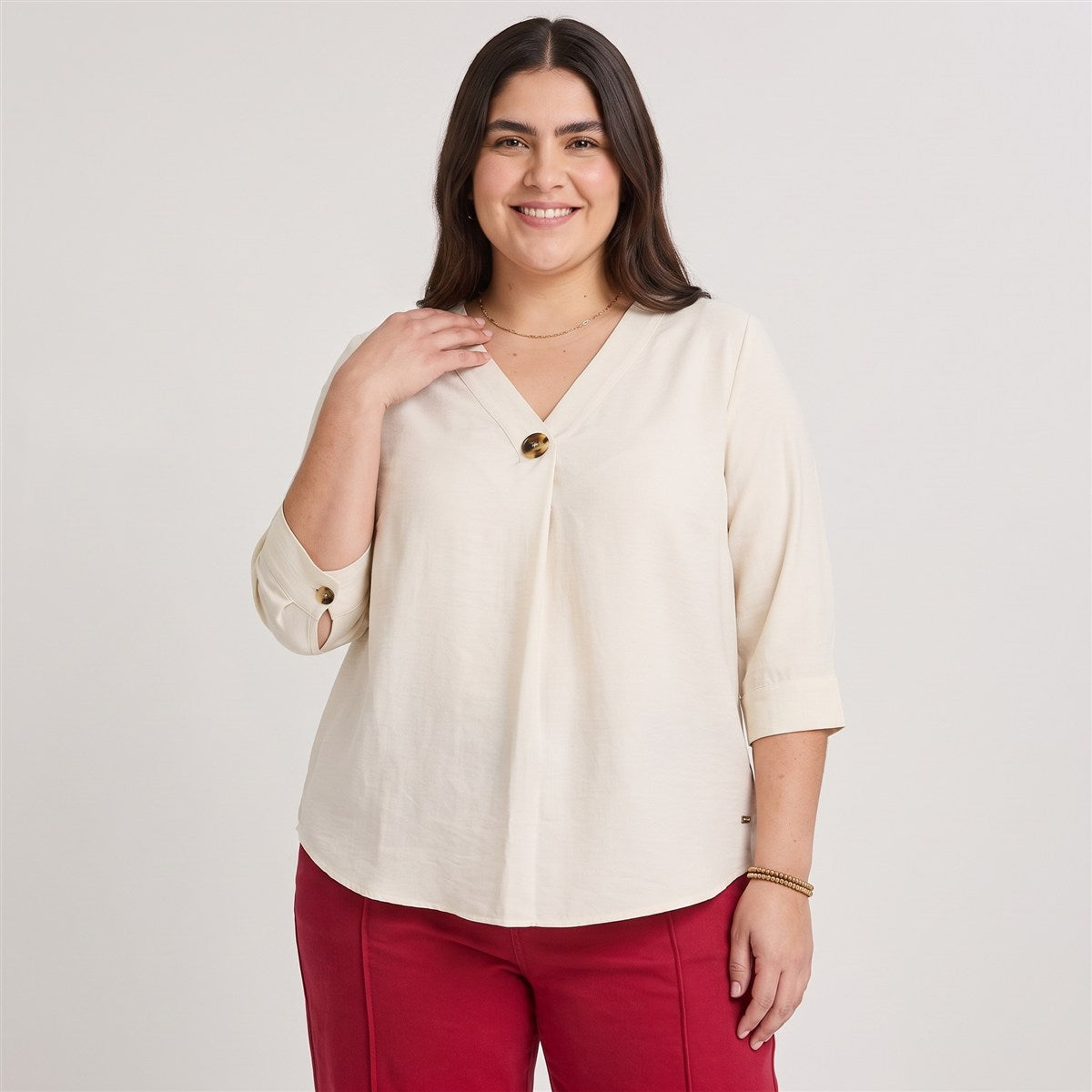 Blusa Manga 3/4 con Botón Crudo en modelo plus size