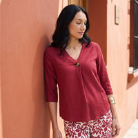 Blusa Manga 3/4 con Botón Rojo lifestyle
